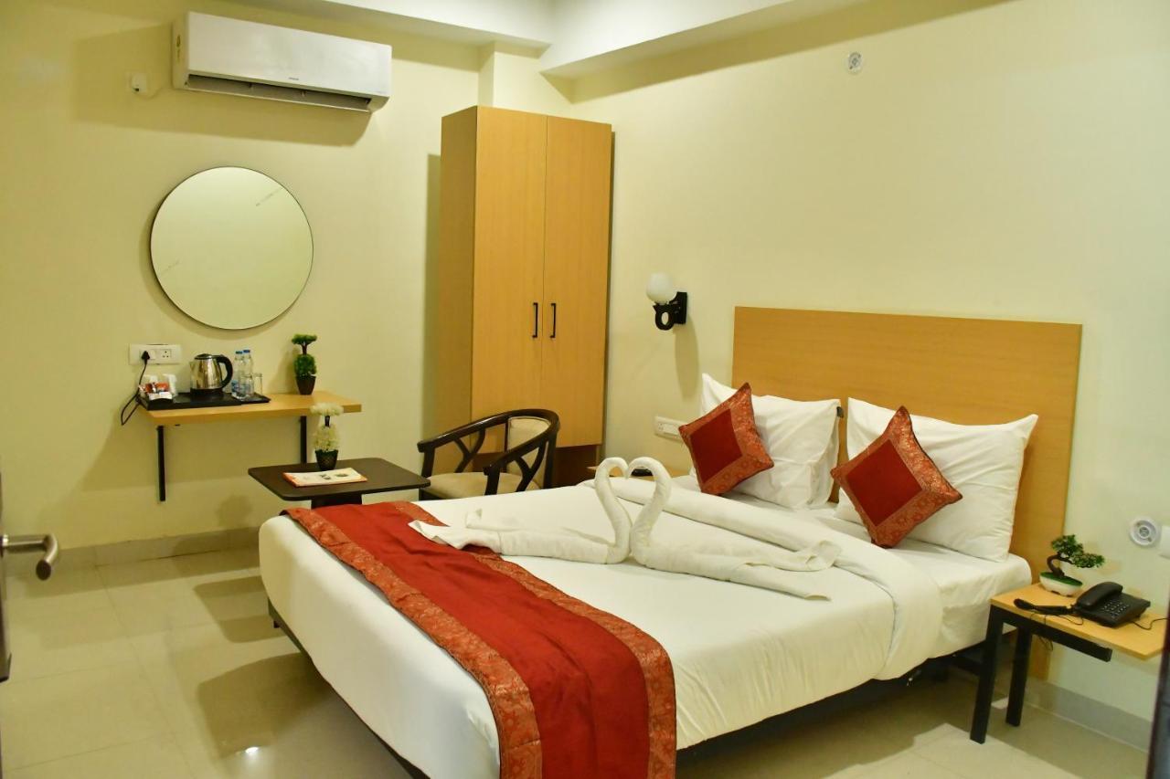 Hotel Yatharth Inn Varanasi Exteriör bild