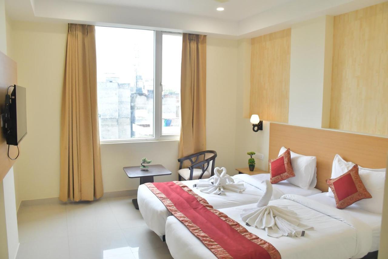 Hotel Yatharth Inn Varanasi Exteriör bild