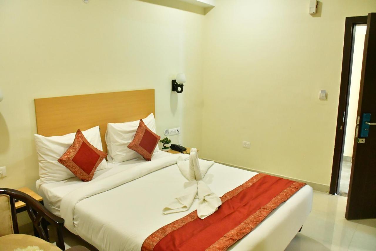 Hotel Yatharth Inn Varanasi Exteriör bild