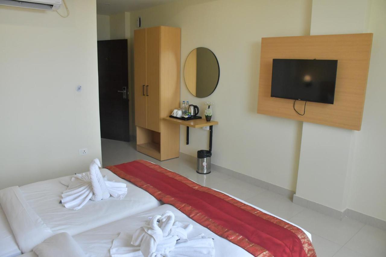 Hotel Yatharth Inn Varanasi Exteriör bild