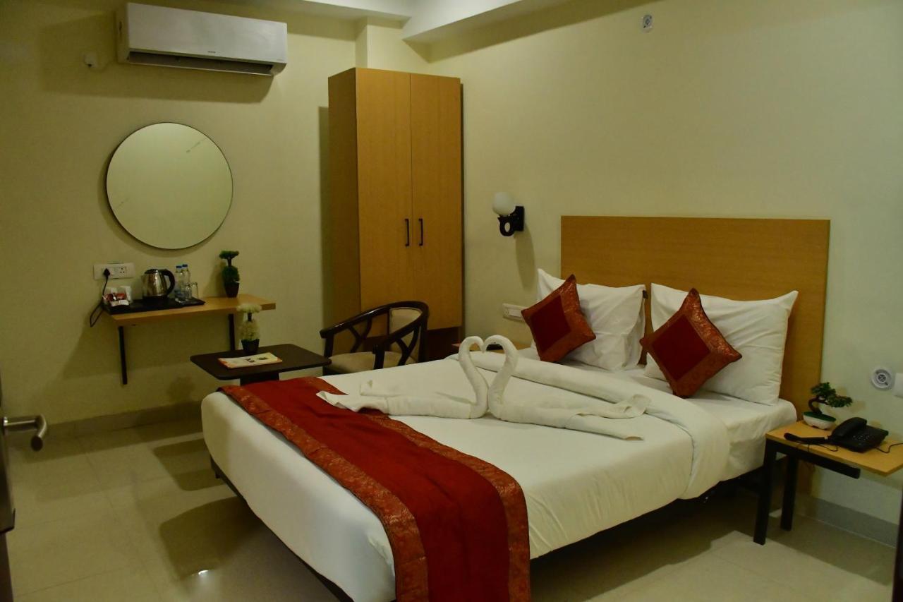 Hotel Yatharth Inn Varanasi Exteriör bild