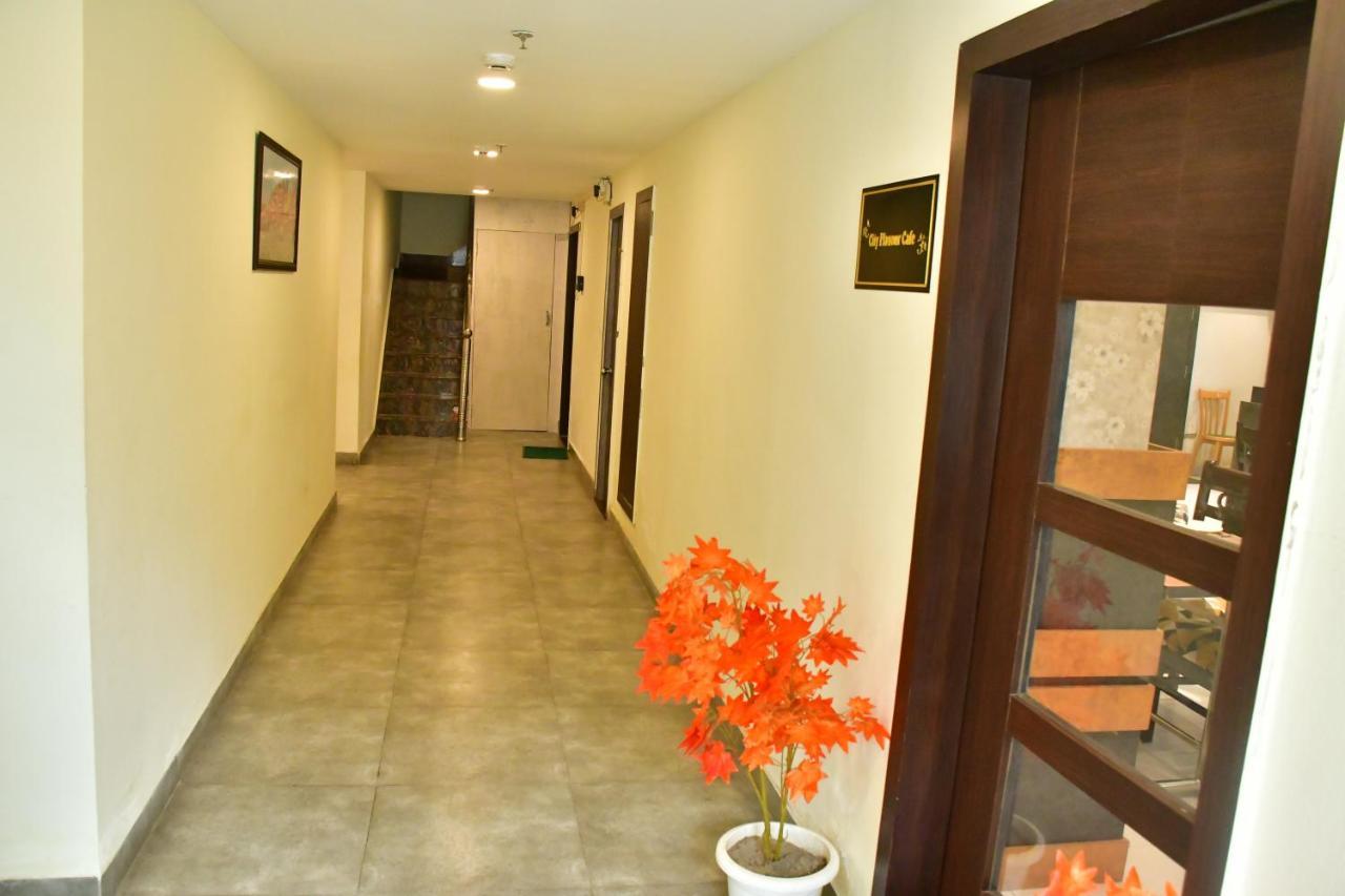 Hotel Yatharth Inn Varanasi Exteriör bild