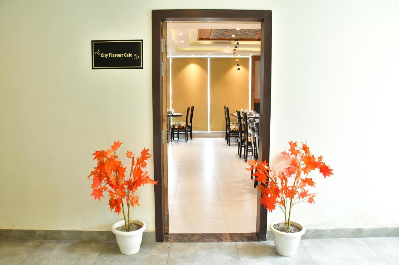 Hotel Yatharth Inn Varanasi Exteriör bild