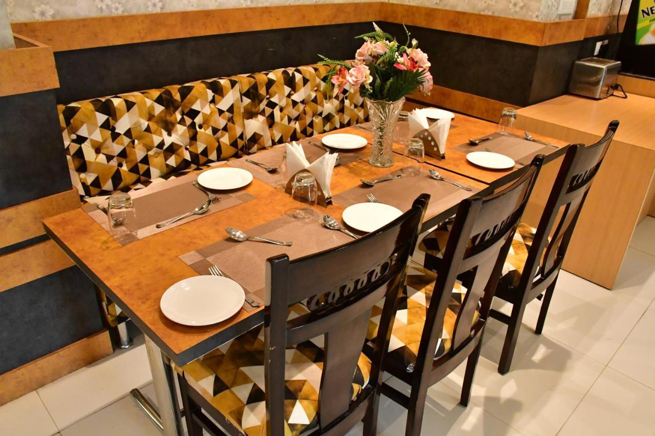 Hotel Yatharth Inn Varanasi Exteriör bild