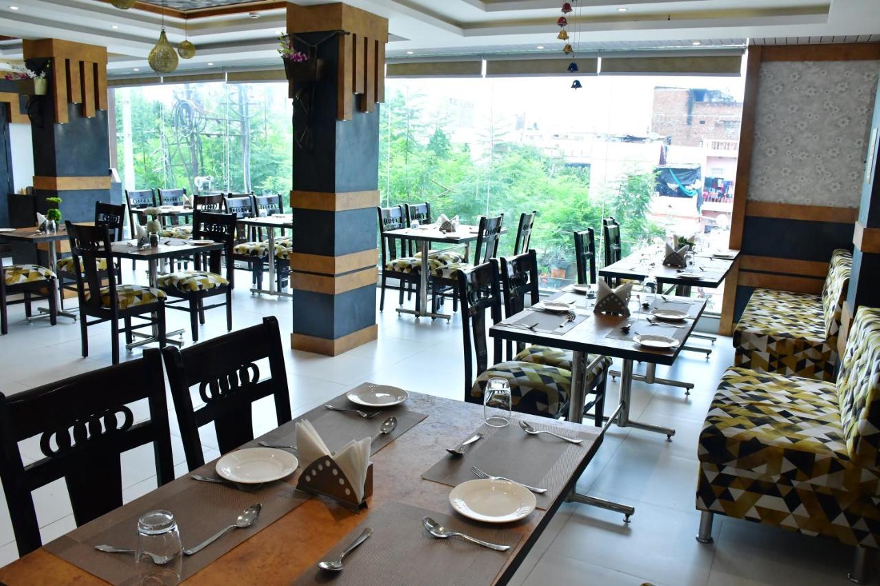 Hotel Yatharth Inn Varanasi Exteriör bild