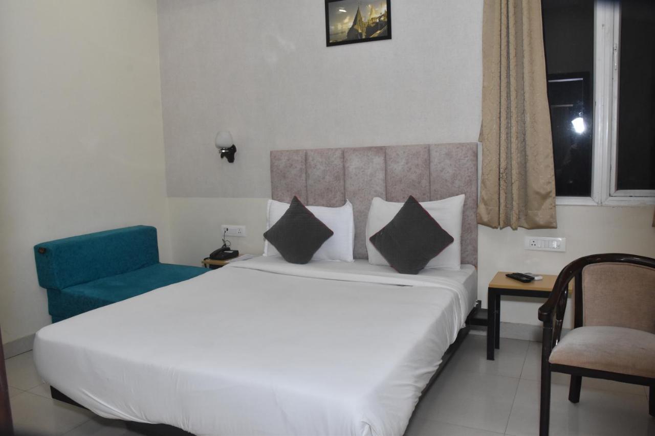 Hotel Yatharth Inn Varanasi Exteriör bild