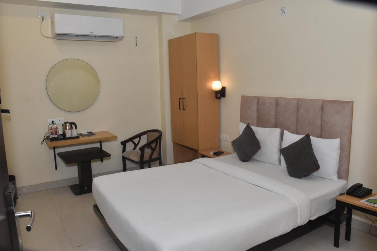 Hotel Yatharth Inn Varanasi Exteriör bild